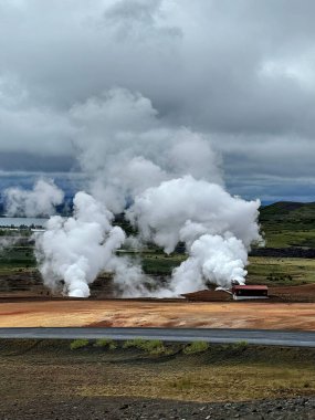 İzlanda, yazın buharlı jeotermal enerji santrali