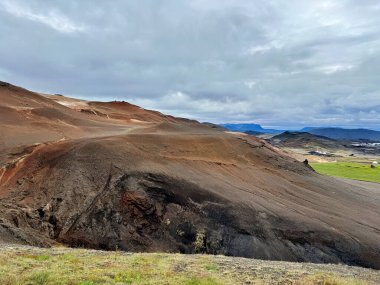 Yazın krater kenarında siyah lav bulunan İzlanda 'daki krater manzarası