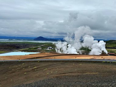 İzlanda, yazın buharlı jeotermal enerji santrali