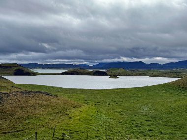 İzlanda, arka planda birkaç göl ve dağ olan manzara.