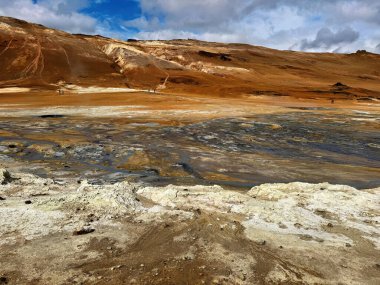 Yaz aylarında sıcak, buharlı su ve sülfür rezervleriyle İzlanda 'da krater manzarası