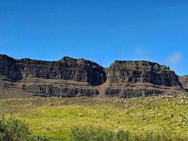 Yazın krater kenarında siyah lav bulunan İzlanda 'daki krater manzarası