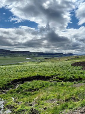 Yazın krater kenarında siyah lav bulunan İzlanda 'daki krater manzarası
