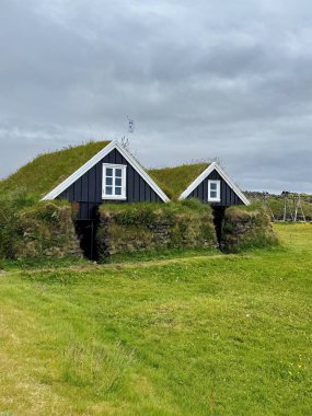 Yaz boyunca kayalara ya da İzlanda 'da açık havaya bitki örtüsü inşa edilmiş kulübeler.