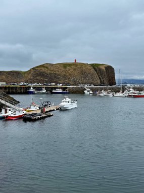 Küçük bir kasaba, liman ve yaz mevsiminde İzlanda 'da Kuzey Atlantik manzaralı bir körfez.
