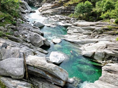Yazın sonlarında İsviçre kantonu Ticino 'daki Verzasca Vadisi' nde deresi olan dağ manzarası