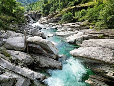 Yazın sonlarında İsviçre kantonu Ticino 'daki Verzasca Vadisi' nde deresi olan dağ manzarası