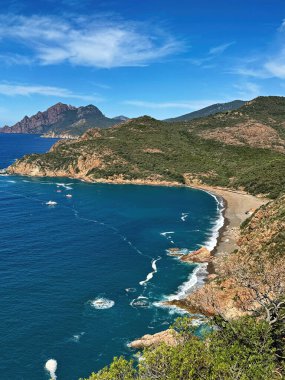Yaz sonlarında, Porto Körfezi, Korsika 'da Akdeniz' e bakan körfez ve kayalıklar