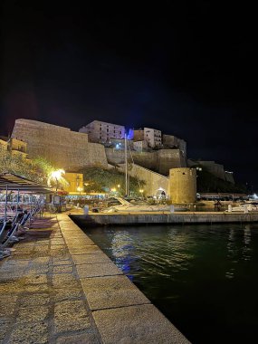 Yaz aylarında Akdeniz kıyısındaki Calvi liman gezisi ve kalesi