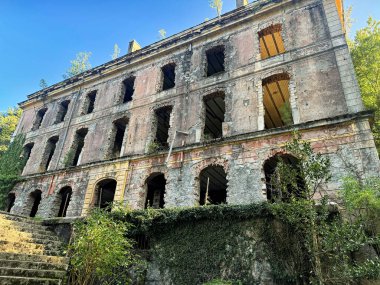 Yazın Korsika 'nın Akdeniz kıyısında kayıp bir ev olan dağ manzarası