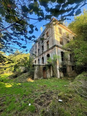 Yazın Korsika 'nın Akdeniz kıyısında kayıp bir ev olan dağ manzarası