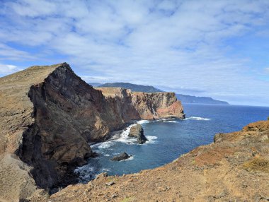Sonbaharda Madeira 'nın kayalıkları ve kıyı manzarası