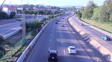 FRSC yolu yakınlarındaki çevre yolu videosu, serbest yol, arabalar, abuja, nijerya, kamyon, mavi gökyüzü, wuse bölgesi 7 