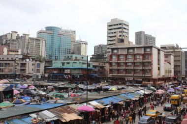 Idomuta Market Lagos, Nijerya 'daki dükkanların ve müşterilerin imajını kapat