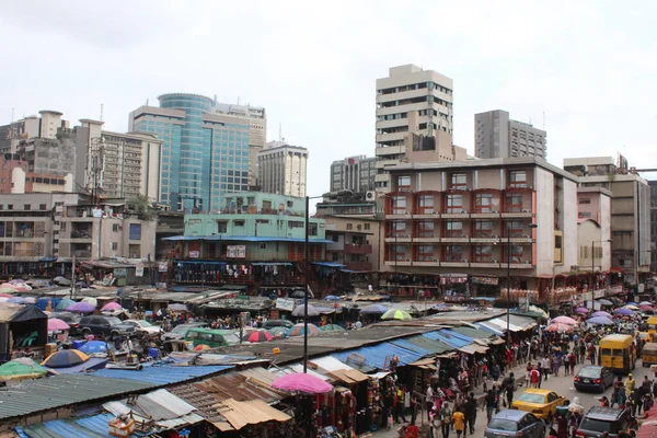 나이지리아의 라고스에 상점들과 쇼핑객들의 모습을 가까이 — 스톡 사진