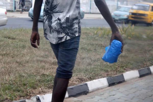 Joven Con Una Bolsa Plástico Azul Está Trabajando Largo Calle — Foto de Stock