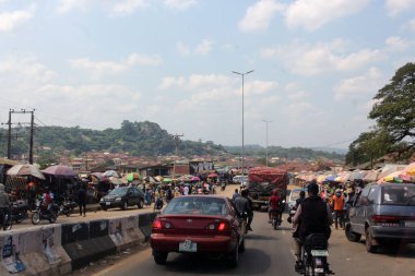 Ikare, Ogun Eyaleti 'nde ikare pazarı ve arka planda güzel mavi bir gökyüzü görünüyor..
