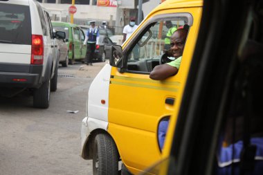 Sarı otobüs şoförü Conoil Lagos kavşağında trafik sıkışıklığında.