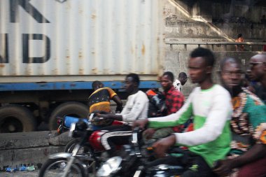 Motosiklet taksisinin bulanık görüntüsü ve 2. mildeki yolcular, lagos