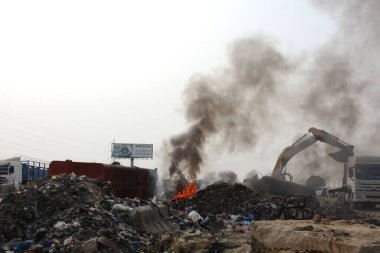 29 Eylül 2020, çöplük Alaba, Lagos Nijerya yakınlarında yanıyor.