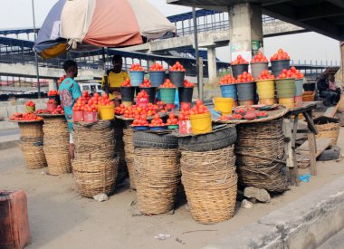 Görüntü domates satıcılarını kapatın. Sepette sergilenen mallar Badagry ekspres yolu boyunca, lagolar, nijerya