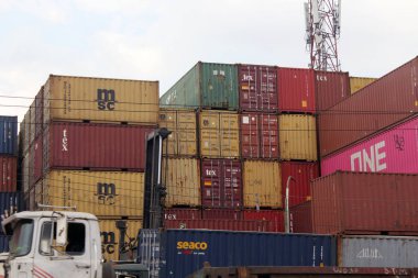 Ijora Lagos Nijerya 'daki bir terminaldeki konteynırların editörlük resmi. 