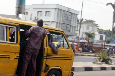 Surulere Lagos Nijerya 'sından geçen sarı bir lagos otobüsünün editoryal görüntüsü 