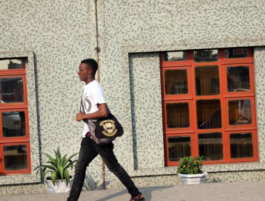 Youngman 'ın ceset torbasıyla canlı bir marina Lagos yürüyüşü yaparken görüntüsü. 