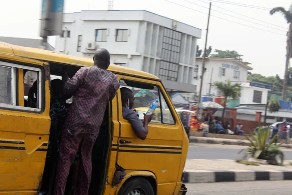 Редакційна Картина Лагосу Жовтого Автобуса Їде Через Surulere Lagos Nigeria Стокова Картинка