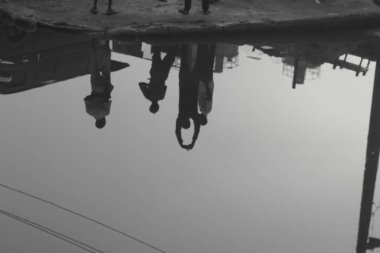 5 Mayıs 2021 Lagos Nijerya, Apapa Lagos Nijerya 'da yağmurdan sonra insanların göldeki yansımalarını gösteren editoryal görüntü 