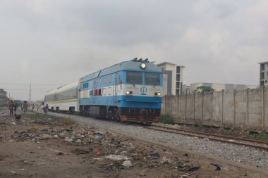 30 Ocak 2021 'de, Lagos kentsel yağmur inşaatı devam ederken, Lagos, Ijora' da çini yazıtlı bir tren test çalışması yapıyor.