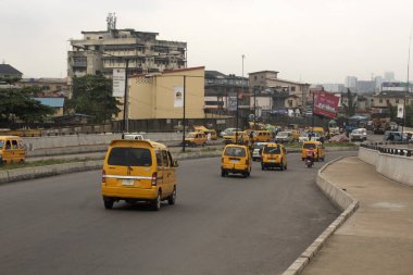 Lagos sarı otobüsü ya da otobüs durağı Lagos Nijerya 'da Costa' daki yolcuları taşıyan danfo. 