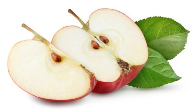 Elma ve yarım dilim. Kırmızı elma. Beyaz arka planda yaprakları olan taze organik elma. Kırpma yolu olan elma