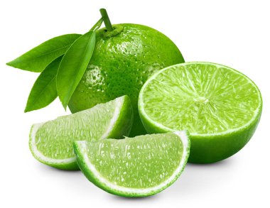Limon dilimleri ve limon yaprakları izole edilmiş beyaz. Kireç kesme yolu. Limonlu makro.
