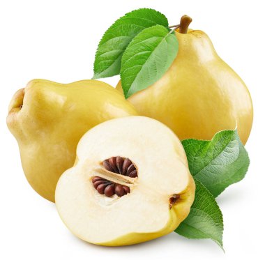 Ayva soyutlandı. Beyaz arka planda yaprakları olan taze organik ayva. Kırpma yolu ile quince