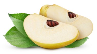 Beyaz arka planda izole edilmiş yaprak egzotik meyveli ayva dilimi. Kırpma Yolu. Tam alan derinliği.