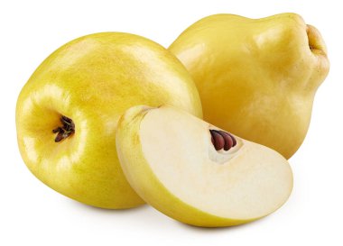 Taze yeşil ayva ve beyaz arka planda yaprak ile ikiye bölünmüş. Kırpma Yolu. Tam alan derinliği.