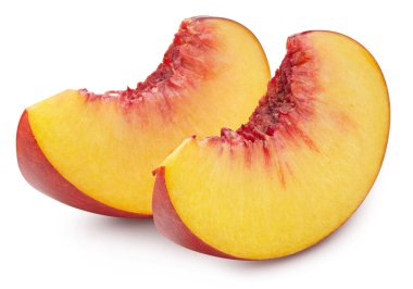 Beyaz arkaplanda izole edilmiş şeftali dilimi