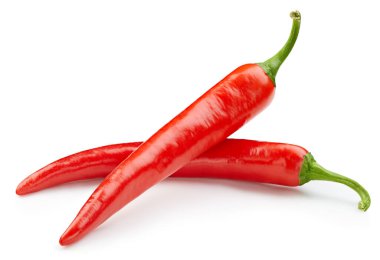 Biberler kırmızı biber dolu makro beyaz izole edilmiş gıda malzemesi. Kesme yolu olan acı biber.