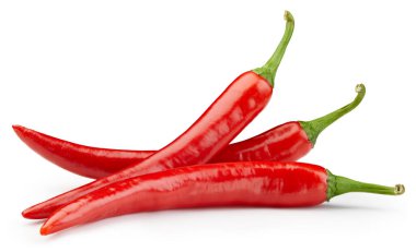 Acı kırmızı biber. Biberler kırmızı biber dolu makro beyaz izole edilmiş gıda malzemesi. Acı kırmızı biberler kırpılıyor.