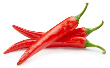 Kırmızı, doğal kırmızı biber. Chili kırpma yolu. Beyaz üzerine izole edilmiş organik taze kırmızı biber. Tam alan derinliği