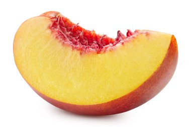 Şeftali dilimi beyaz arka planda izole edilmiş. Kesme yolu. Taze organik şeftali.