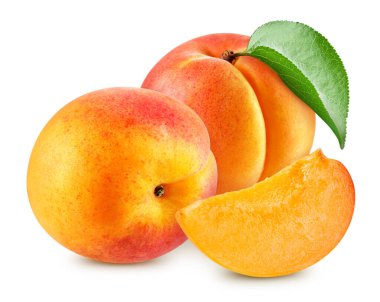 Kayısı ve dilim beyaz arka planda izole edilmiş. Yaprak kırpma yolu olan bir kayısı. Kayısı meyveleri