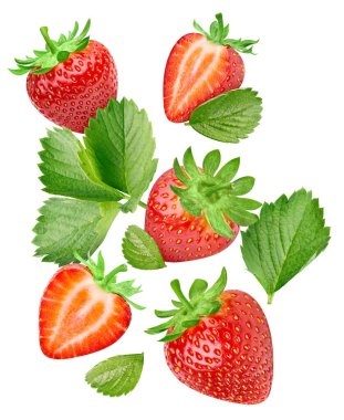 Yeşil yapraklı ve dilimlenmiş olgun çilek meyvesi.