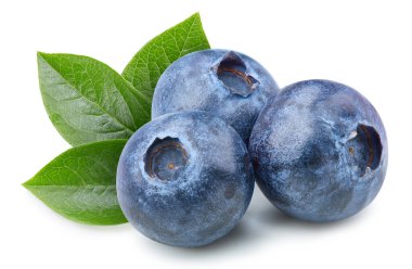 Beyaz arka planda yaban mersini izole edilmiş. Kesme yolu. Taze organik yaban mersini..