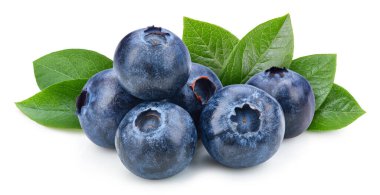 Beyaz arka planda yaban mersini izole edilmiş. Kesme yolu. Taze organik yaban mersini..