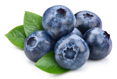 Beyaz arka planda yaprakları olan yabanmersini. Böğürtlenli beyaz. Kırpma yolu olan yabanmersini