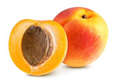 Beyaz arka planda tam ve yarım kayısı. Kayısı beyaz arkaplanda izole edildi.