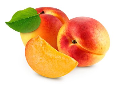 Beyaz arka planda kayısı dilimi. Kayısı beyaz arka planda izole edilmiş. Beyaz arkaplanda izole edilmiş taze meyveler