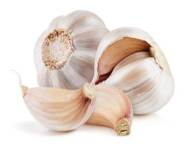 Beyaz arka planda sarımsak ve karanfil. Sarımsak beyaz arka planda izole edilmiş. Kırpma yolu olan sarımsak.